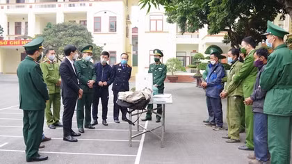 "Ôm" 144 nghìn viên ma tuý tổng hợp, 12 bánh heroin đi bán thì bị "tóm"