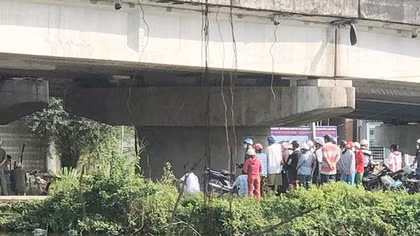 Người đàn ông tử vong trong tư thế treo cổ dưới gầm cầu
