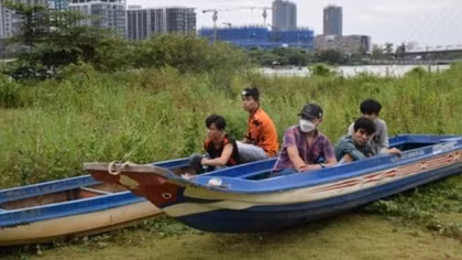 Cột cửa nhốt bảo vệ, dùng xuồng trộm tài sản