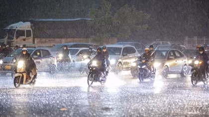 Mưa như trút giúp Hà Nội chấm dứt đợt nắng nóng nhiều ngày