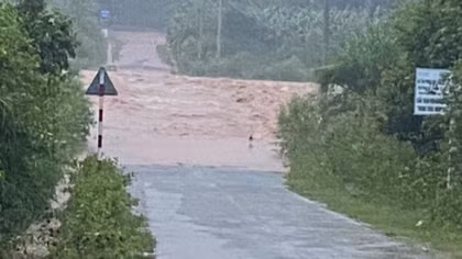 Mưa lũ chia cắt nhiều khu vực miền Trung và Tây Nguyên