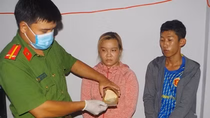 Chồng chở vợ đi bán ma túy