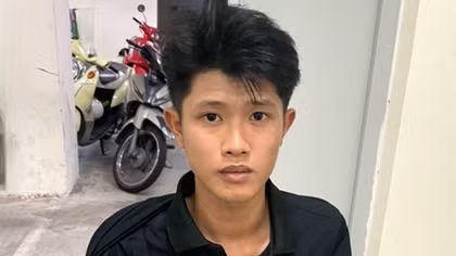 Chở bạn gái không có mũ bảo hiểm còn tông xe làm một chiến sĩ Công an bị thương