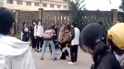 Nữ sinh bị bạn đánh hội đồng trước cổng trường