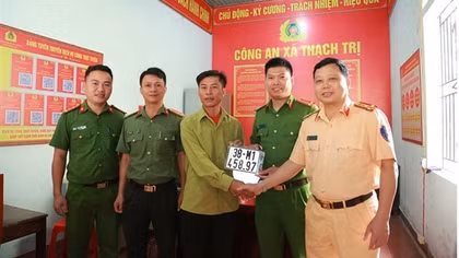 Người dân phấn khởi đăng ký xe tại Công an xã