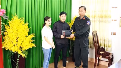 Cảnh sát cơ động nhặt được tài sản trả người đánh rơi