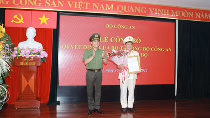 Công bố tân Cục trưởng Cục Quản lý xuất, nhập cảnh