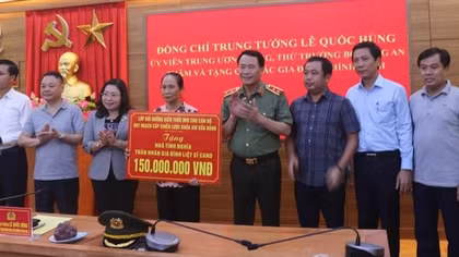 Thứ trưởng Lê Quốc Hùng tặng kinh phí xây nhà tình nghĩa tại Quảng Trị