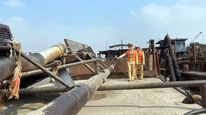 CSGT vây bắt tàu hút cát trộm trên sông Hồng trong đêm