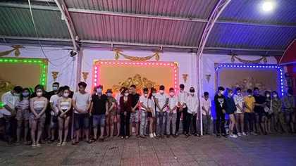 25 đối tượng mang ma tuý vào quán karaoke để "phê"