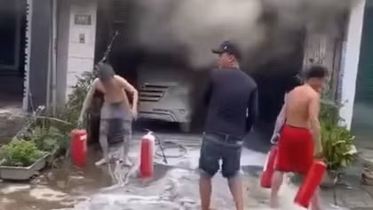 Cháy xe đạp điện lan sang ô tô, 2 người trèo qua ban công thoát nạn