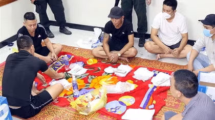 Bắt giữ 18 con bạc sát phạt nhau bằng hình thức xóc đĩa