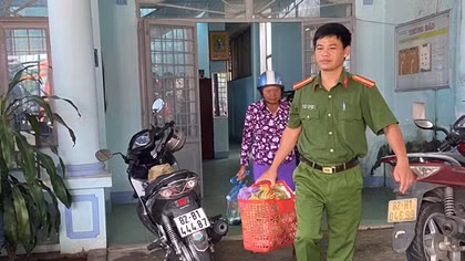 Công an tìm người thân cho người phụ nữ lớn tuổi đi lạc