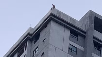Công an Bắc Từ Liêm lên tầng 40 giải cứu người đàn ông định "gieo sầu"