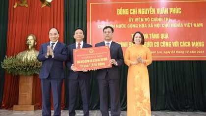 Chủ tịch nước dâng hương tưởng niệm nữ sĩ Hồ Xuân Hương