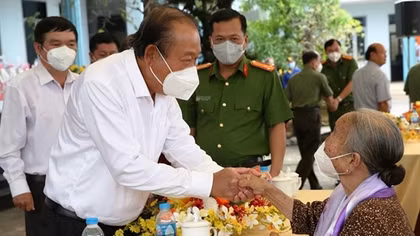 Nguyên Phó Thủ tướng Trương Hòa Bình trao tặng 600 phần quà Tết ở Bến Lức - Long An