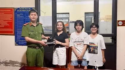 Nhặt được túi xách, hai học sinh chuyển Công an trả người đánh rơi