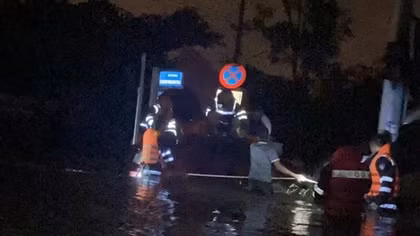 Cảnh sát đặc nhiệm băng dòng nước xiết, cứu dân thoát hiểm trong đêm