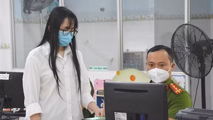 Công an TP Hồ Chí Minh cấp CCCD gắn chip cho học sinh dự thi THCS và THPT