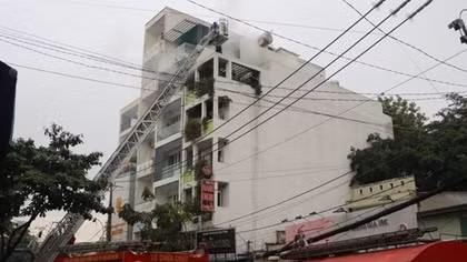 Cảnh sát dùng xe thang dập tắt đám cháy căn nhà 5 tầng