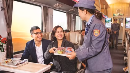 Bán vé tháng, vé hành lý điện tử cho khách đi tàu hỏa