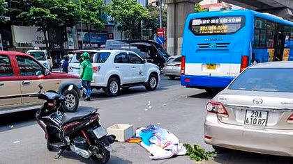 Va chạm với ô tô và xe buýt, nam thanh niên thiệt mạng trên đường