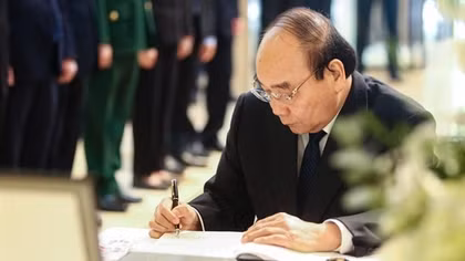 Lãnh đạo Việt Nam ghi sổ tang tưởng niệm cố Thủ tướng Nhật Bản Abe Shinzo
