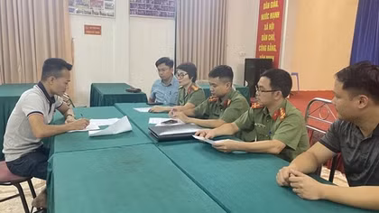 Làm việc với 2 đối tượng thông tin sai sự thật về thị trường tài chính, chứng khoán