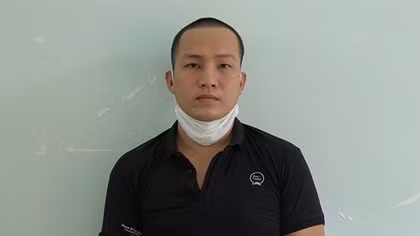Tưới xăng vào người Công an viên bật lửa đốt vì bị dẹp trường gà