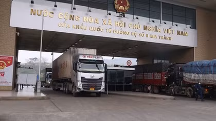Trung Quốc tạm dừng nhập khẩu hàng hóa tại cửa khẩu Lào Cai