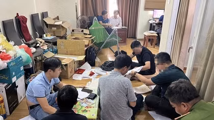 Hai vợ chồng điều hành đường dây sản xuất, mua bán hàng nghìn bằng cấp, giấy tờ giả