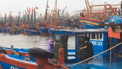 Cứu nạn 7 ngư dân bị hỏng tàu trôi dạt trên biển