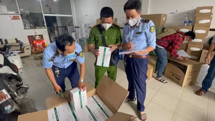Bóc gỡ vụ nhập lậu thuốc điều trị COVID-19, kit test số lượng lớn