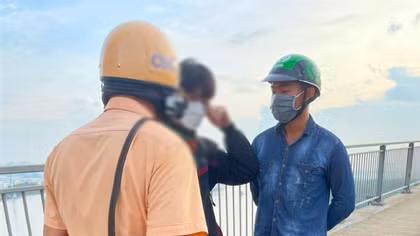 CSGT kịp thời khuyên nhủ nam thanh niên từ bỏ ý định tự tử