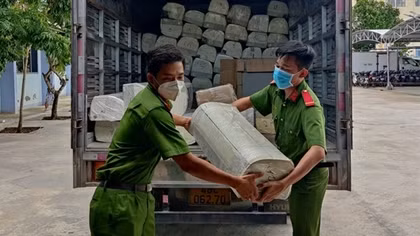 Tìm chủ sở hữu số bánh kẹo không rõ nguồn gốc trên xe ô tô tải BKS 77C-159.96