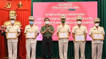 Công an Tây Ninh khen thưởng 14 tập thể, cá nhân xuất sắc