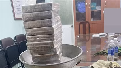 “Ôm” 10 bánh heroin từ Campuchia về Việt Nam