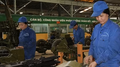 Chế độ đối với công nhân và viên chức quốc phòng chuyển ngành