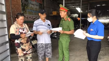 Công an huyện Cư Jút phát hơn 16.000 tờ rơi cảnh báo tội phạm