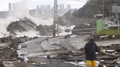 Siêu bão Hinnamnor "nuốt chửng" đường phố Hàn Quốc