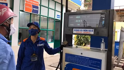 Giá xăng giảm mạnh hơn 3.000 đồng/lít