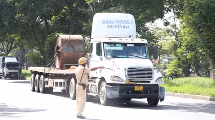 Xử lý nghiêm vi phạm của nhiều xe tải chở sắt cuộn