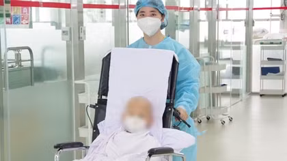 Cắt gan nội soi từ cô ruột ghép cho bé 5 tuổi bị ung thư