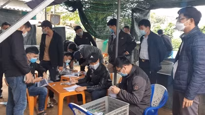 Vây bắt hàng chục con bạc tại sới gà lớn ở Huế