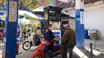 Cần thiết sử dụng công cụ thuế, phí để bình ổn giá xăng dầu trong nước