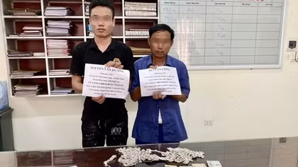 “Hô biến” hàng nghìn cây bạc giả lừa bán chiếm đoạt tiền