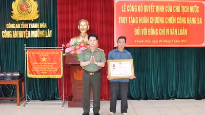 Truy tặng Huân chương chiến công hạng Ba cho Trung tá Vi Văn Luân