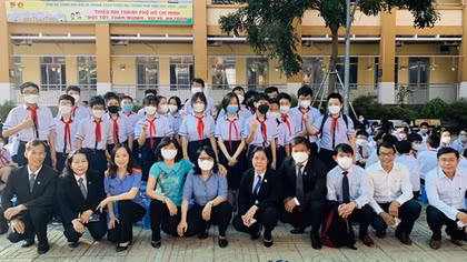 Sẽ in số điện thoại đường dây nóng phòng chống bạo lực lên bìa vở học sinh