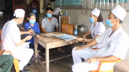 Củng cố lực lượng y tế cơ sở để ngăn dịch bệnh bùng phát