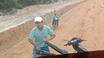 Truy tìm đối tượng chém vỡ kính chắn gió xe ben chở đất